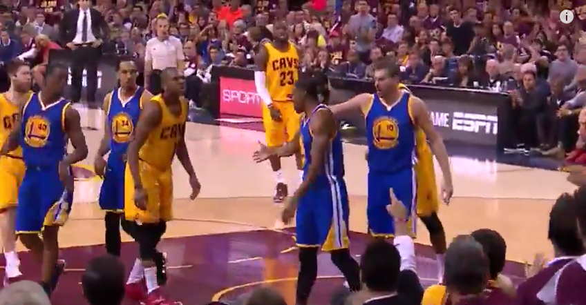 Andre Iguodala se fait contrer par James Jones…qui lui met un vent