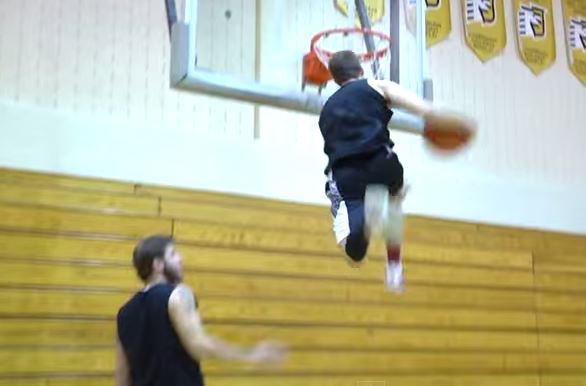 LOURD : Jordan Kilganon claque un nouveau dunk de fou