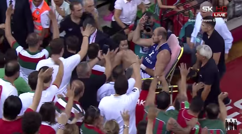 Nenad Krstic sort sur civière…puis fait un gros doigt au public