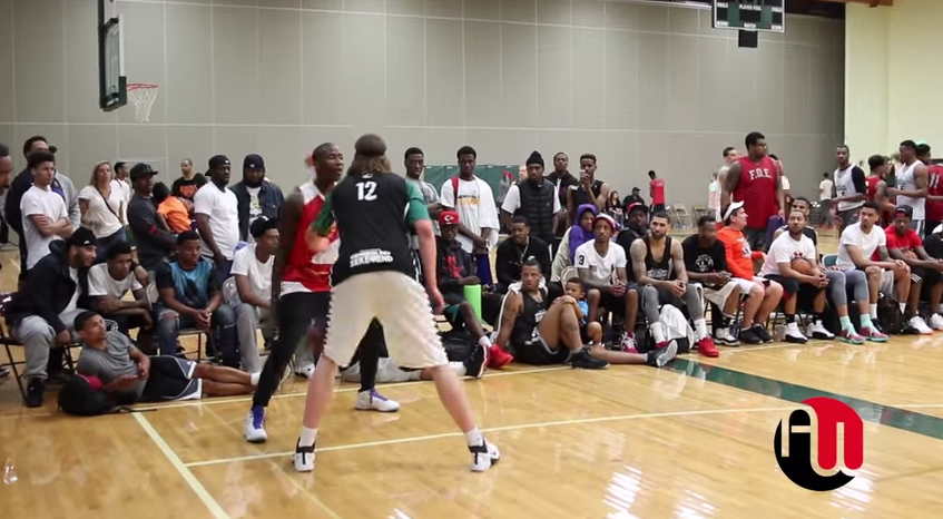 Jamal Crawford tente le petit pont sur Kelly Olynyk au tournoi d’Isaiah Thomas
