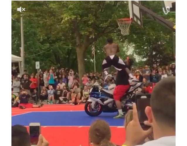 Le plus petit dunker du monde cale un dunk renversé sur un motard
