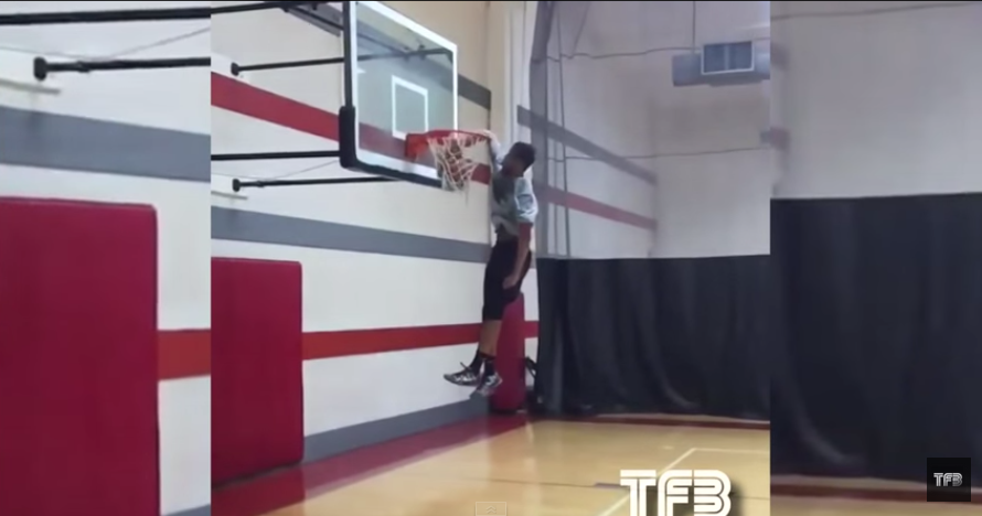 A 14 ans, Cassius Stanley dunke à la Vince Carter