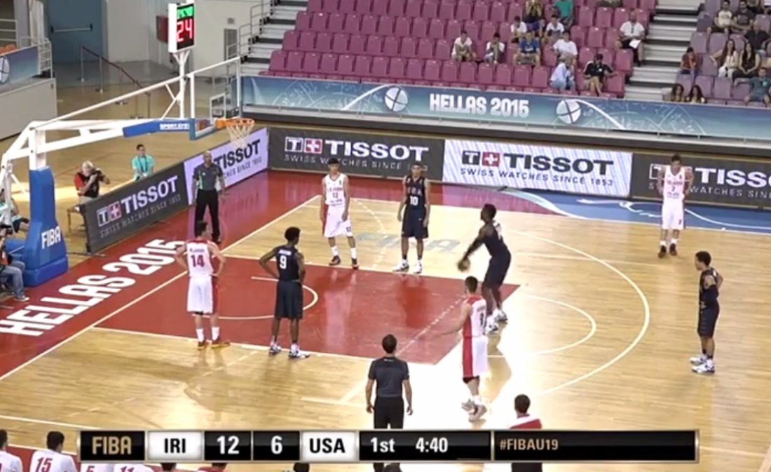 Un pivot américain tire ses lancer-francs à la cuillère