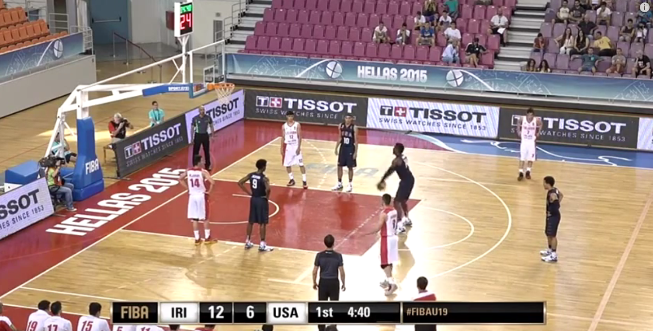 Un pivot américain tire ses lancer-francs à la cuillère