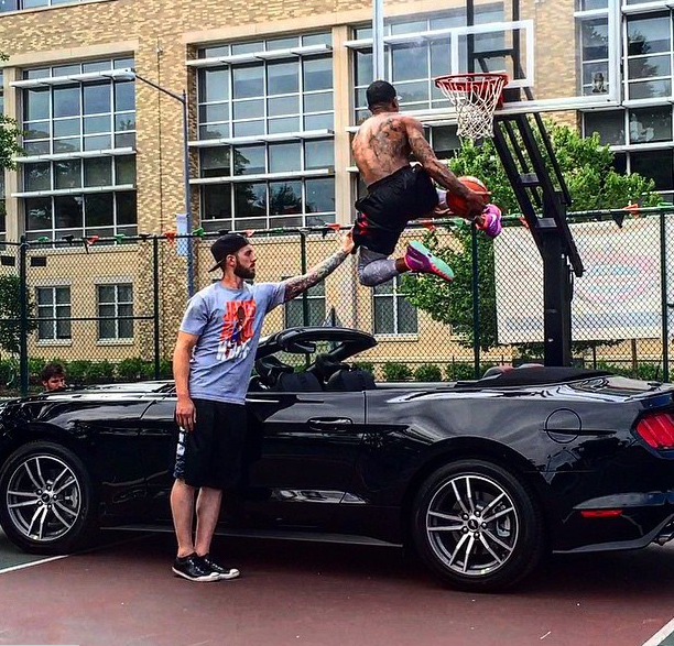 Guy Dupuy place un énorme dunk au-dessus d’une voiture !