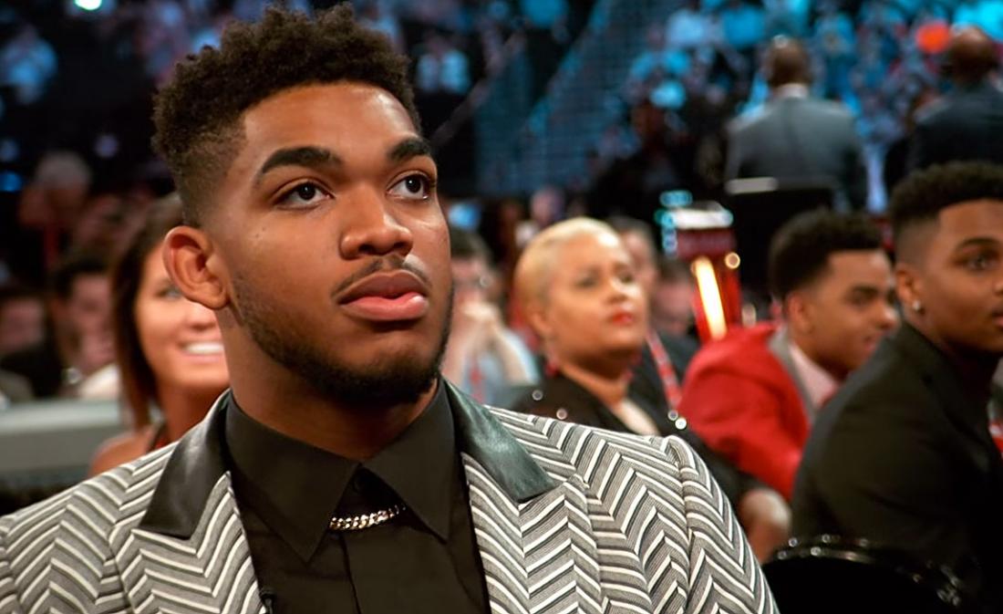 Karl Anthony Towns portait la bague de Flip Saunders à la loterie