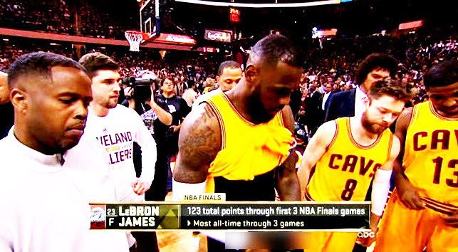 LeBron James nous offre un furtif moment NSFW en direct