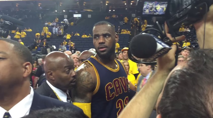 Quand une fan des Warriors insulte LeBron James