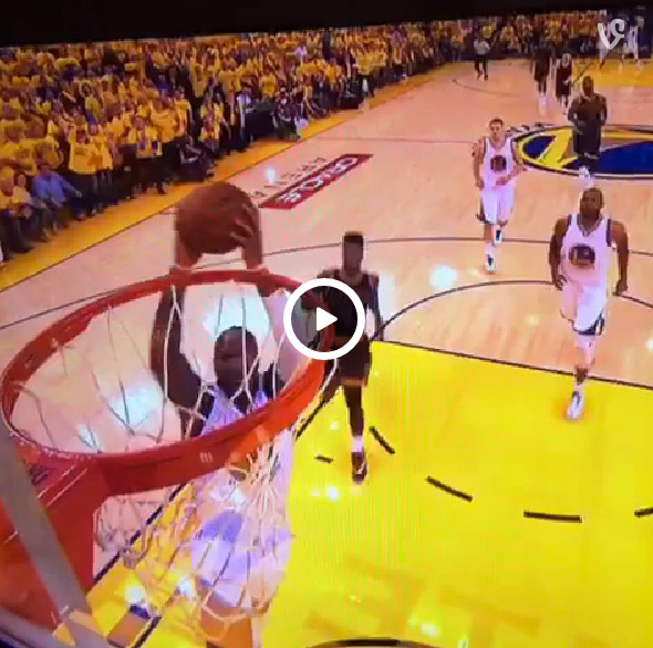 Marreese Speights foire un dunk tout fait