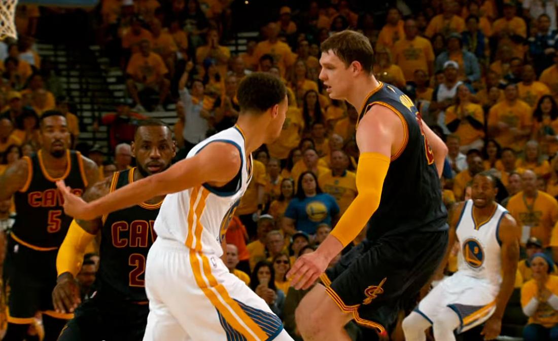 Stephen Curry sort une passe derrière le dos magique !