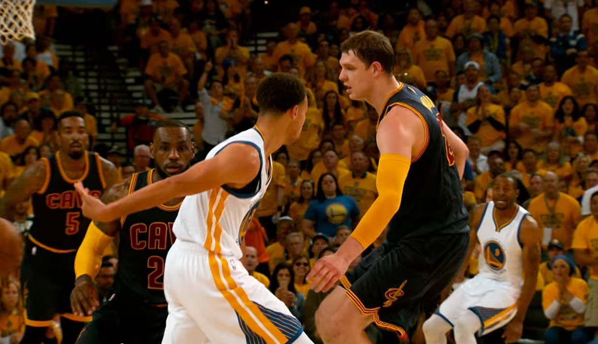 Stephen Curry sort une passe derrière le dos magique !