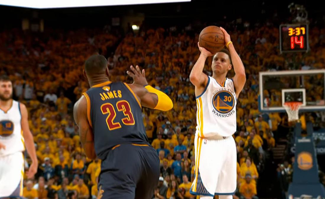 Un fan des Cavs mange son t-shirt après la victoire des Warriors