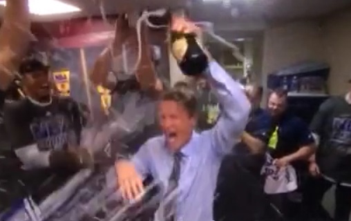 Steve Kerr arrive en conférence de presse douché au champagne