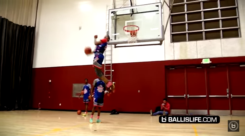 Terrance Ferguson claque un dunk fou depuis la ligne des lancers