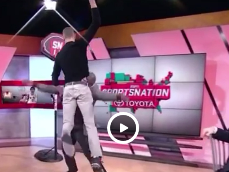 Zach LaVine dunke sur un ancien joueur NFL