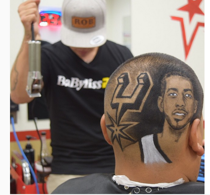 Un fan des Spurs se fait (déjà) faire une coupe en l’honneur de LaMarcus Aldridge