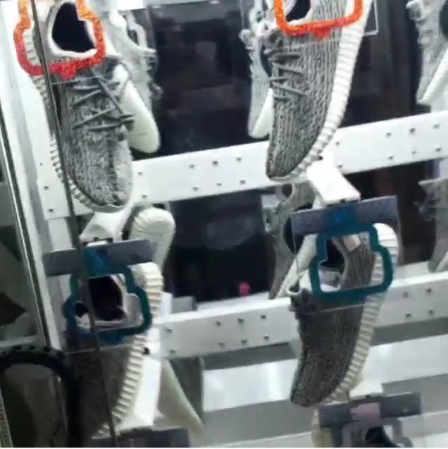 Ils inventent une machine à pince qui fait gagner des sneakers