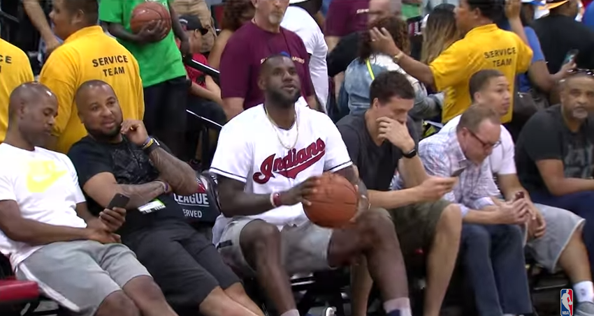 LeBron James fait le show à la mi-temps d’un match de Summer League