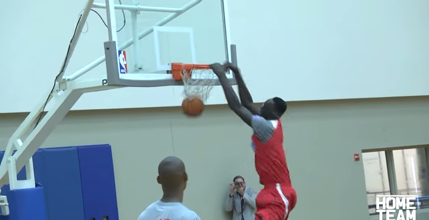 Quand Tacko Fall, 2m28, fait bouger un panier sur un alley-oop