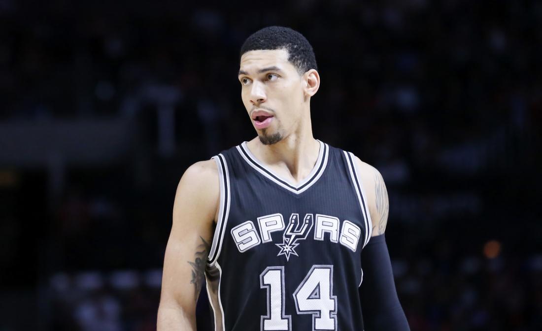 Les Spurs font du hack-a-Capela sur une remise en jeu…