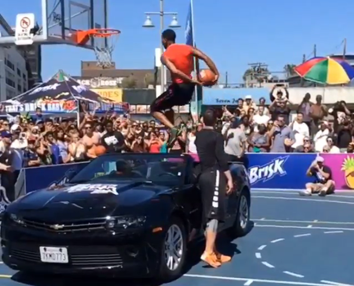 Guy Dupuy claque un énorme dunk au-dessus d’une voiture !