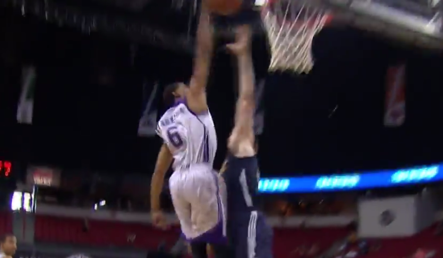 Poster : Jordan Clarkson écrase un dunk sur la tête de Cooley !