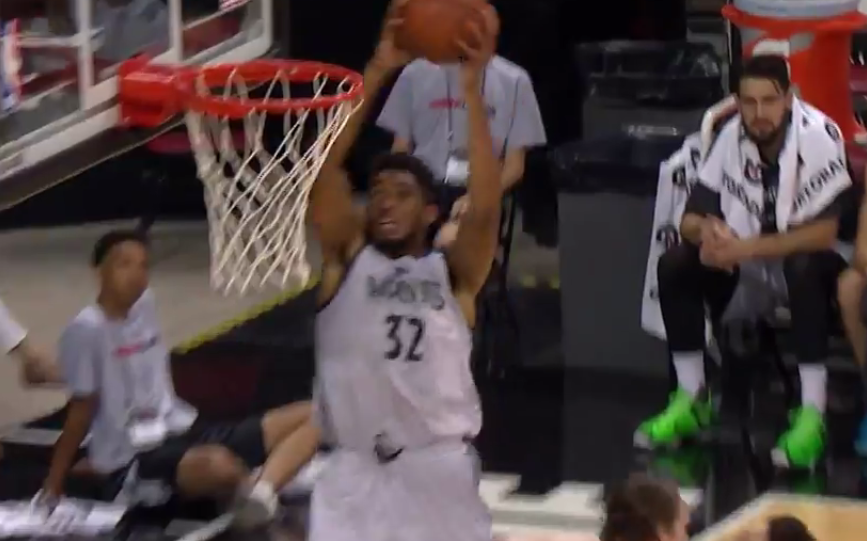 Karl-Anthony Towns claque un beau alley-oop !