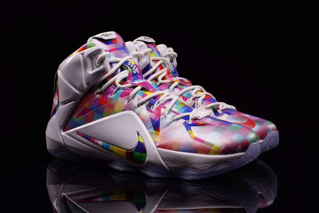 Découvrez les (très) colorées LeBron 12 EXT « Prism »