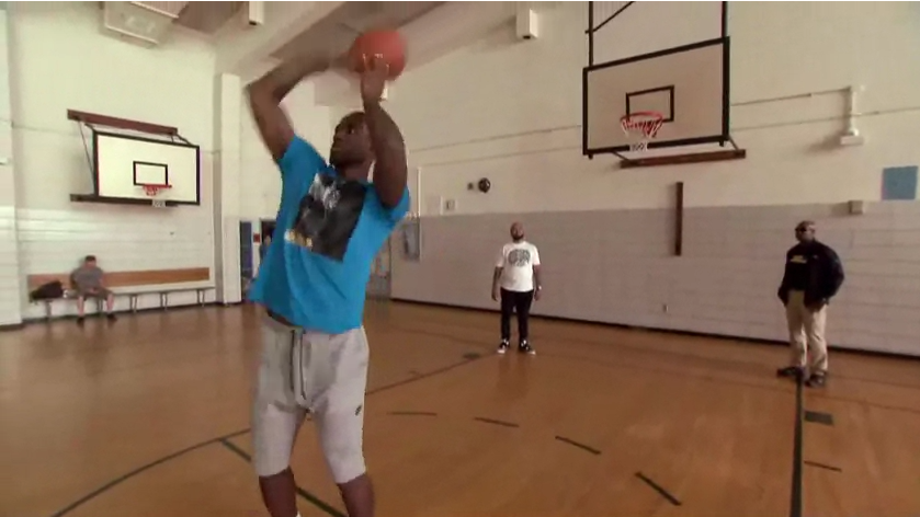 LeBron James marque un lancer franc… en arrière