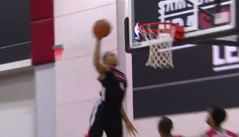 Norman Powell claque un Alley-Oop à une main !