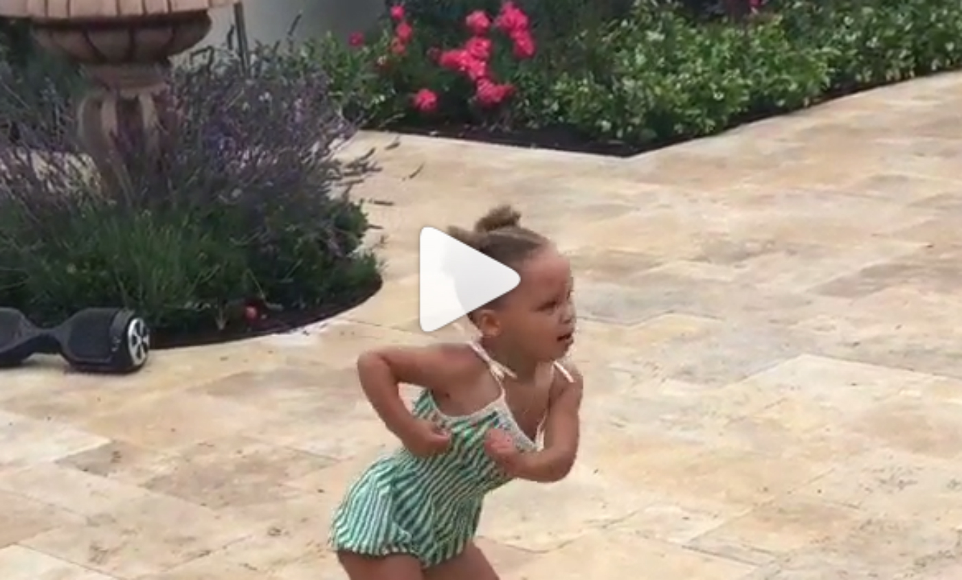 Même en vacances, Riley Curry fait le show