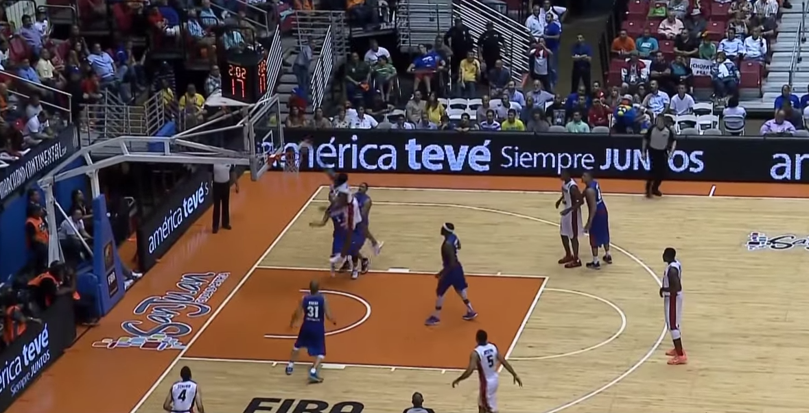Andrew Wiggins met JJ Barea sur un poster