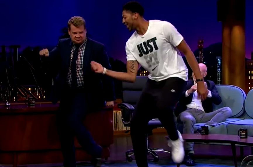 WTF : Anthony Davis se déhanche à la télé américaine