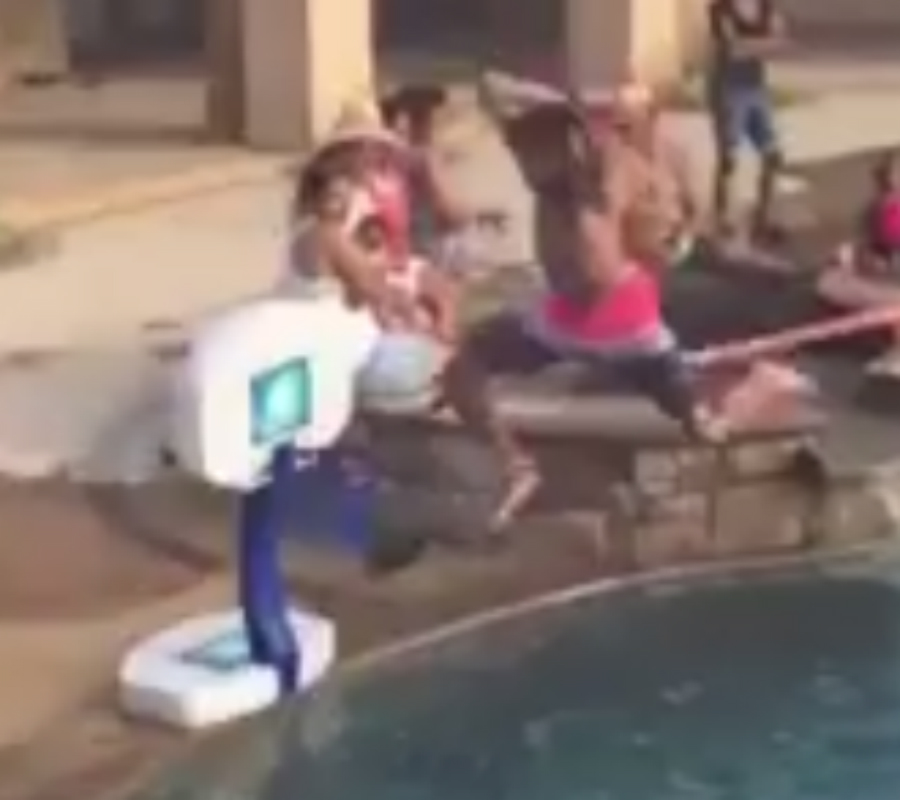 Chris Paul et sa famille tapent un alley-oop bien fun dans une piscine