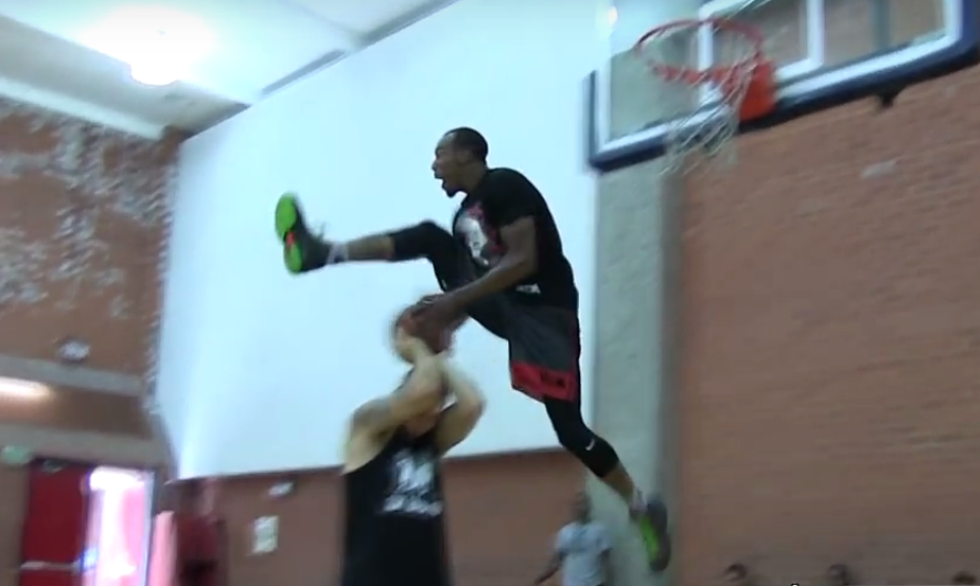 Le superbe Reverse 180 Eastbay de Chris Staples au-dessus d’un gars !