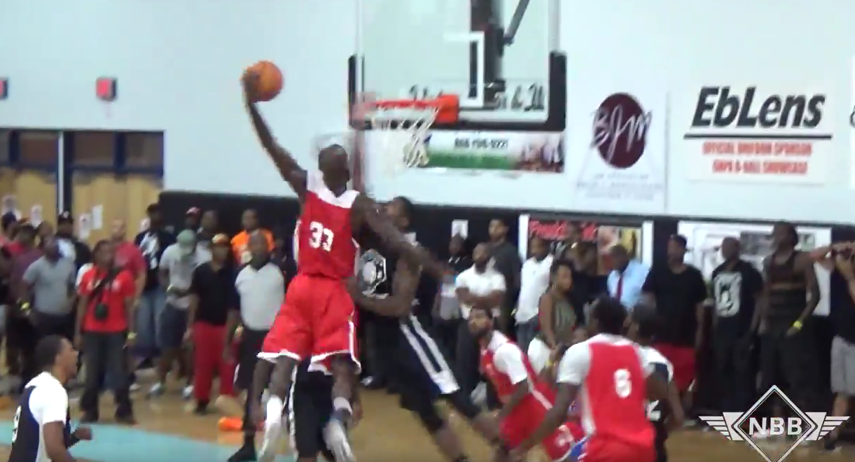 Il cale le poster dunk du jour et le célèbre avec Batman