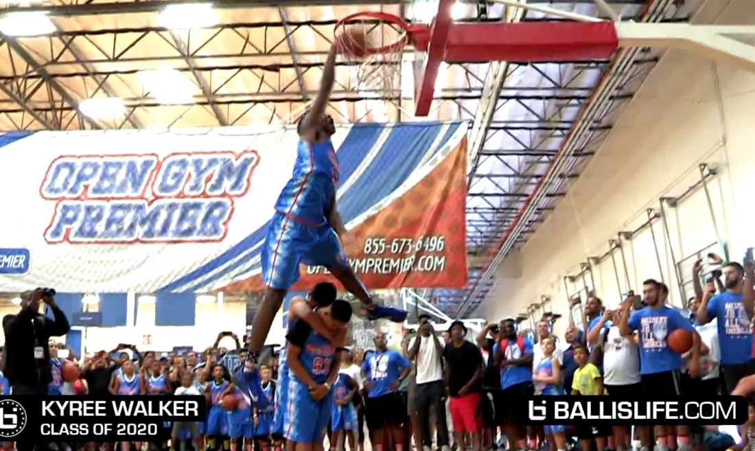 Un gamin de 14 ans claque un dunk au-dessus de deux enfants