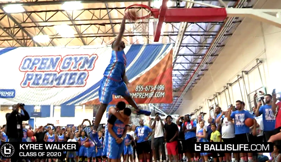 Un gamin de 14 ans claque un dunk au-dessus de deux enfants