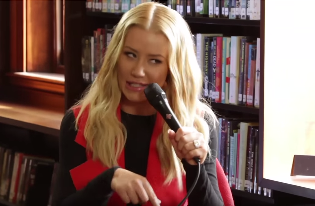 Iggy Azalea se moque des Lakers et de Nick Young