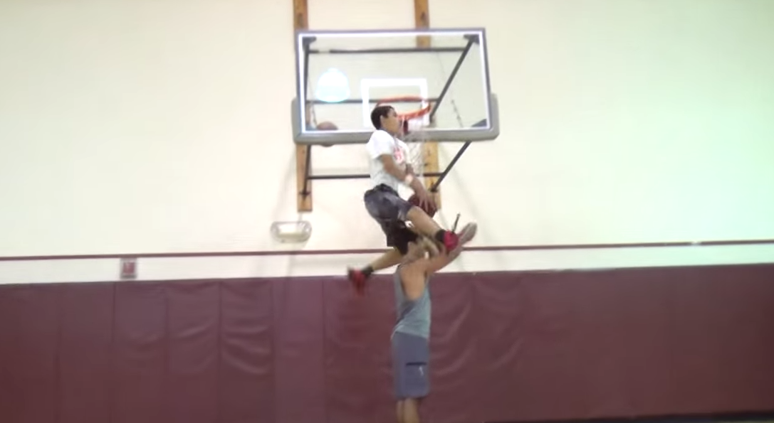 Isaiah Rivera, 17 ans, réussit le « Scorpion Dunk » !