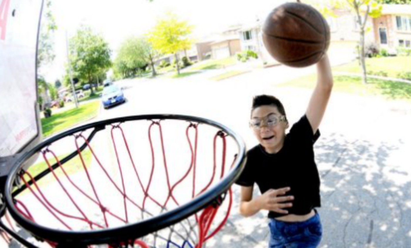 Interdit de jouer, un ado aveugle reçoit le soutien de la sélection canadienne