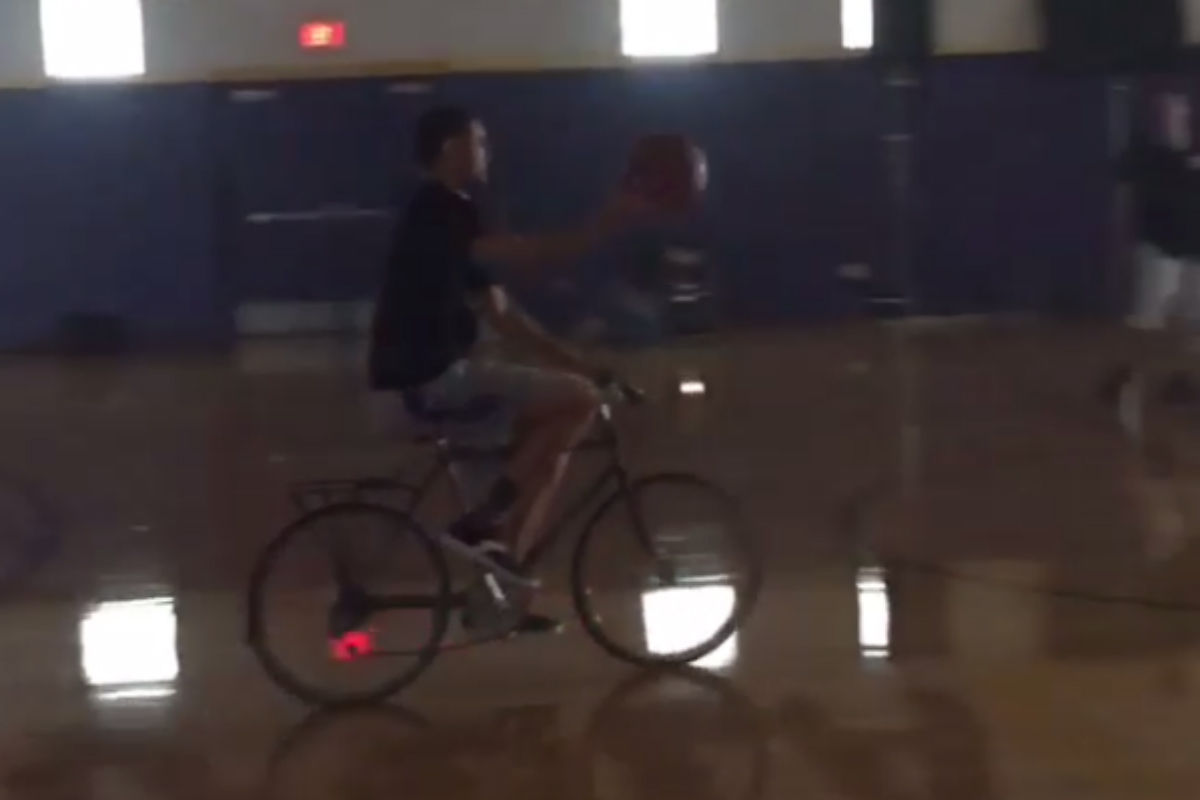 Même à velo, Klay Thompson plante de n’importe où