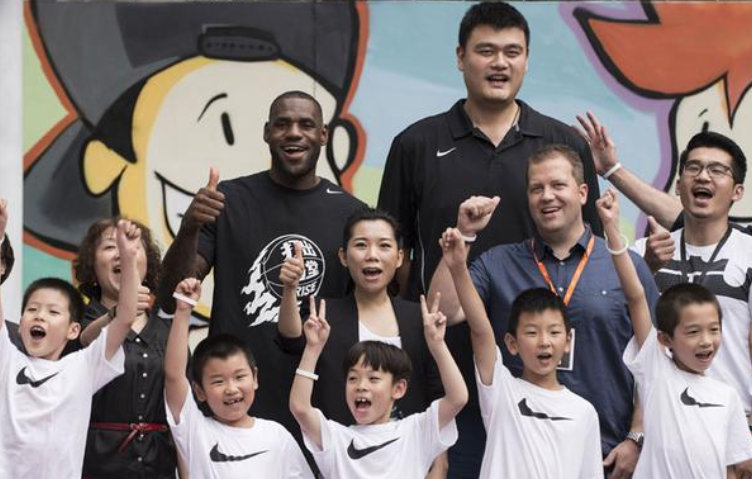A côté de Yao Ming, même LeBron James a l’air d’un enfant