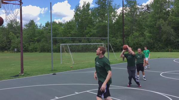 Choc des titans : Matt Bonner et Brian Scalabrine s’affrontent au Lucky Luke