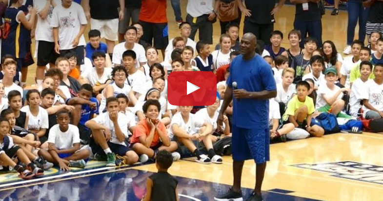 Impressionné par un gamin, Michael Jordan offre des baskets à son équipe !