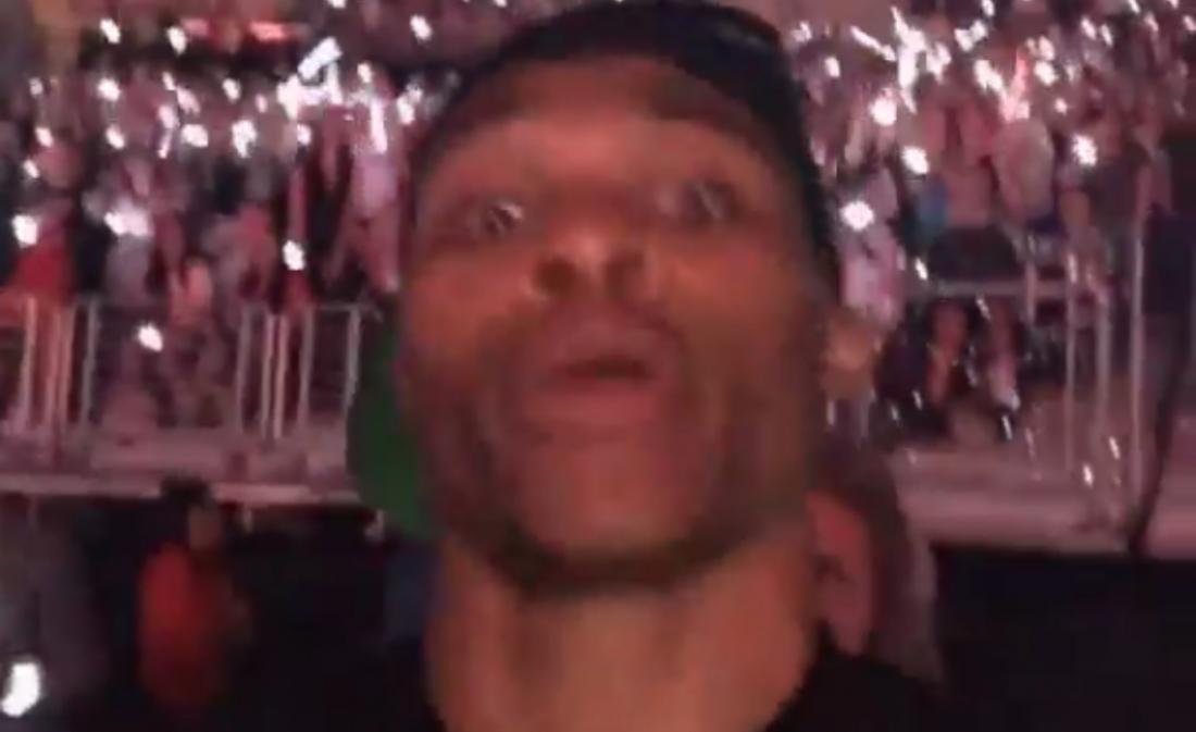 Gênant : Russell Westbrook fait du playback au concert de Taylor Swift