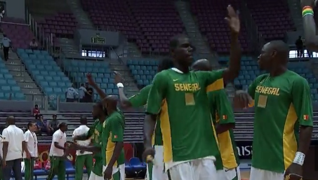 Afrobasket : Tunisie-Angola et Sénégal-Nigeria en demi-finales