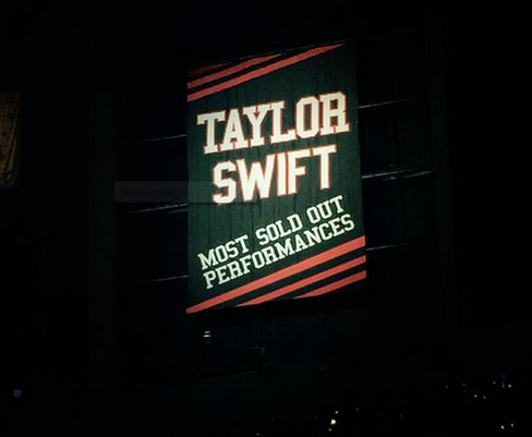 Kobe Bryant inaugure une bannière au Staples pour… Taylor Swift
