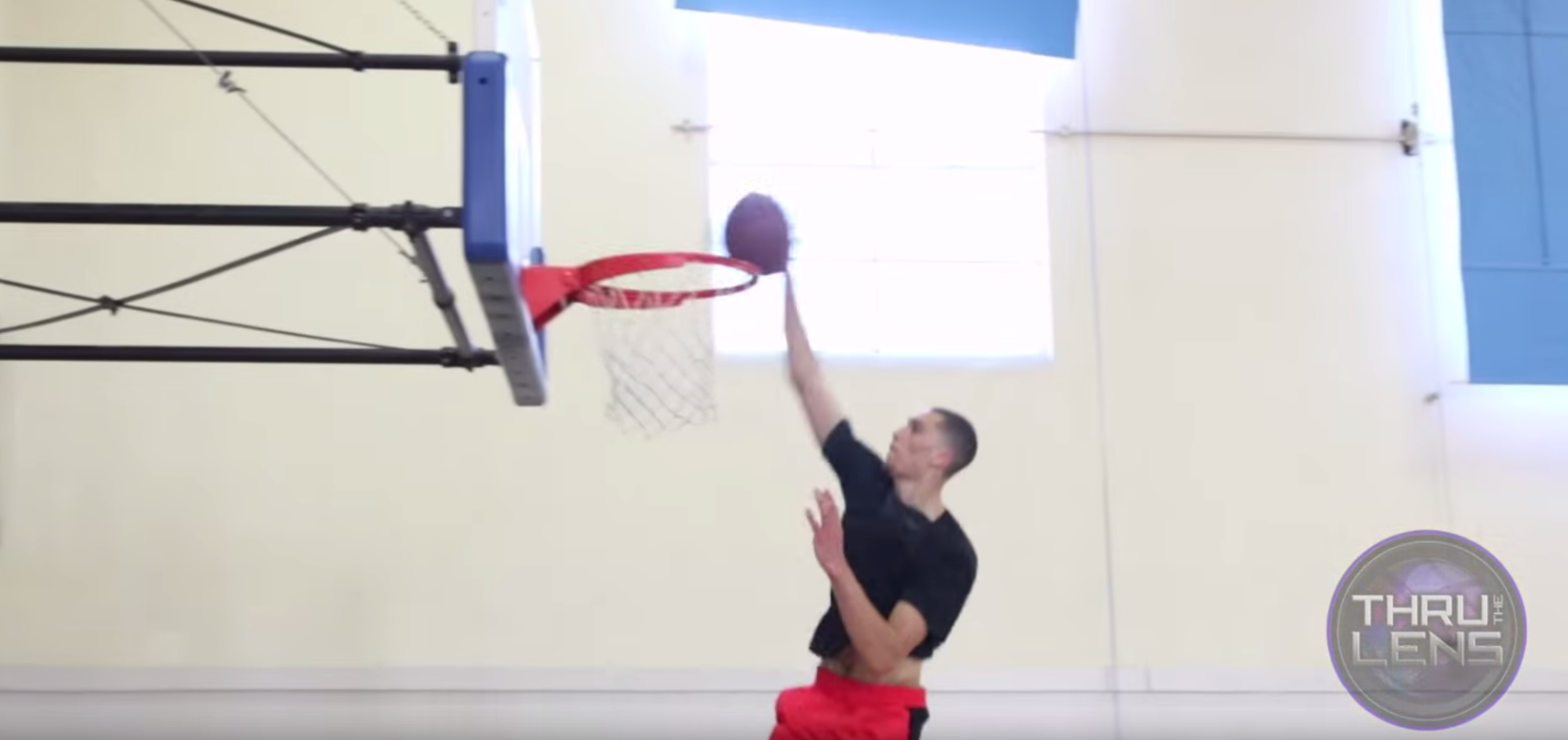 Zach Lavine taffe son shoot… mais n’oublie pas de placer un windmill