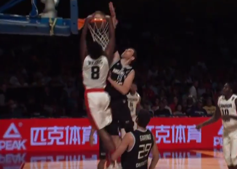 Wow : Andrew Wiggins claque un dunk sur Andres Nocioni !
